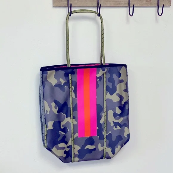 **SALE**Brand NEW Georgia Neoprene Tote Bag & Clutch~ Camo💚💗 - Picture 14 of 15